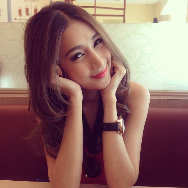 มิ้นท์ ณัฐวรา กับ เนย โชติกา ใครสวยกว่ากัน