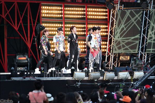 Korean Music Wave in Bangkok 2013 ไอดอลเกาหลี ยกทัพ จัดเต็ม!