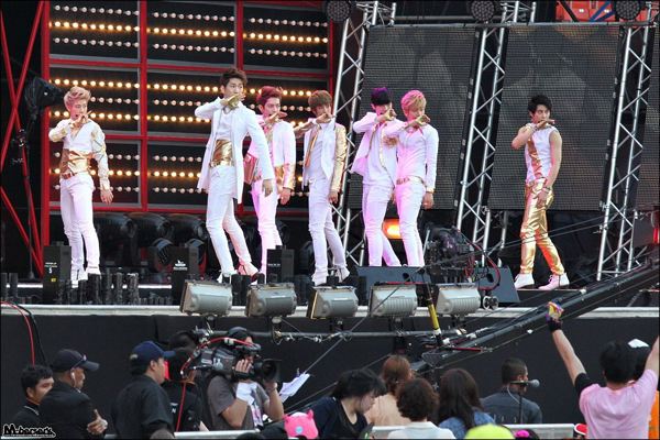 Korean Music Wave in Bangkok 2013 ไอดอลเกาหลี ยกทัพ จัดเต็ม!