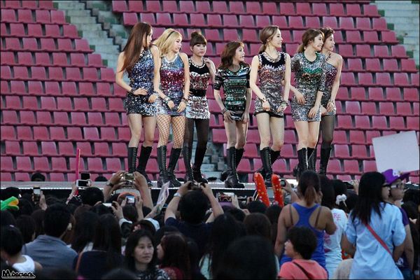 Korean Music Wave in Bangkok 2013 ไอดอลเกาหลี ยกทัพ จัดเต็ม!