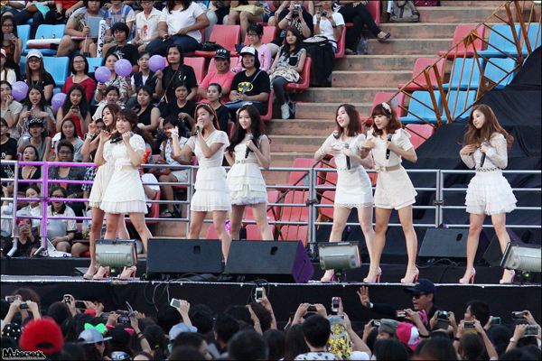 Korean Music Wave in Bangkok 2013 ไอดอลเกาหลี ยกทัพ จัดเต็ม!