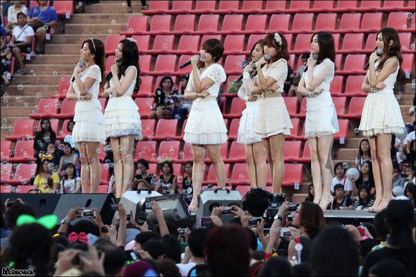 Korean Music Wave in Bangkok 2013 ไอดอลเกาหลี ยกทัพ จัดเต็ม!