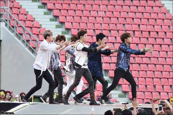 Korean Music Wave in Bangkok 2013 ไอดอลเกาหลี ยกทัพ จัดเต็ม!