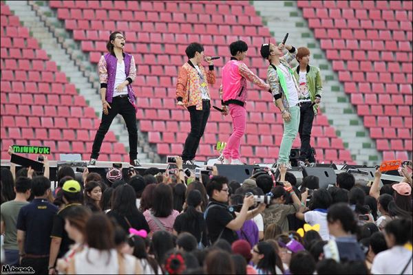 Korean Music Wave in Bangkok 2013 ไอดอลเกาหลี ยกทัพ จัดเต็ม!