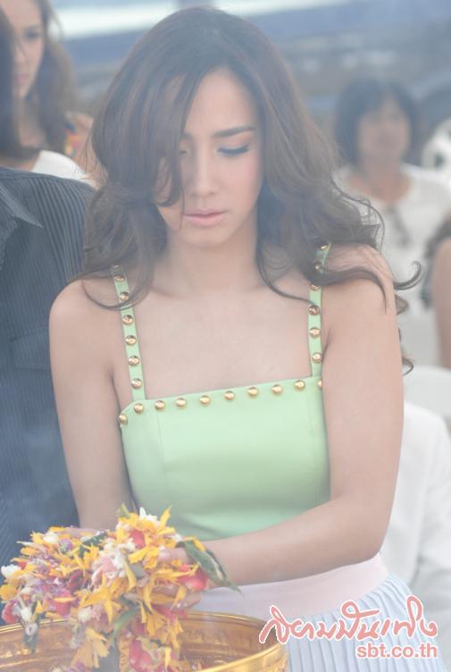 ย้อนกลับไปดูอริยาบทของ "อั้ม" แดดร้อนจริง แต่นางก็ยังเริ่ด