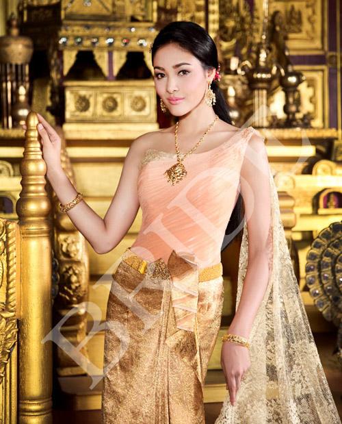 สาวหน้าไทยๆกับชุดไทยอันสวยงามใครสวยสุด