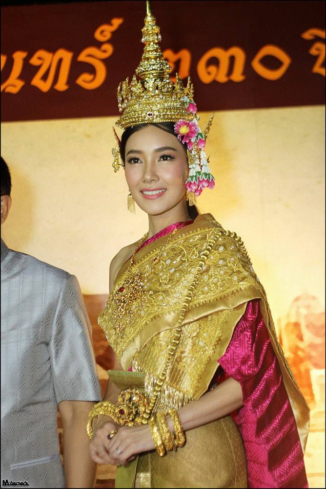 สาวหน้าไทยๆกับชุดไทยอันสวยงามใครสวยสุด