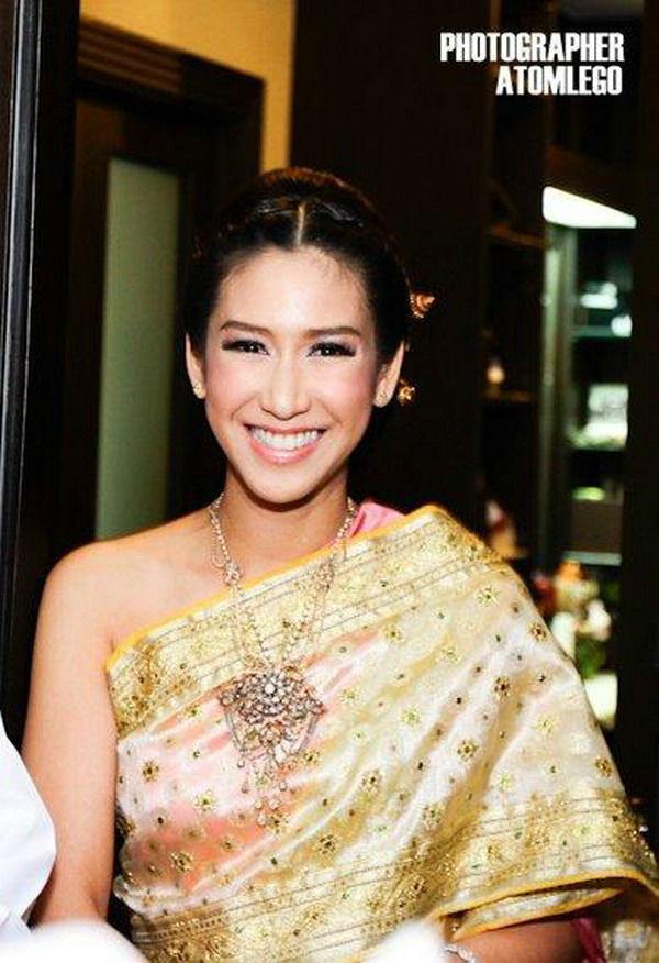 สาวหน้าไทยๆกับชุดไทยอันสวยงามใครสวยสุด
