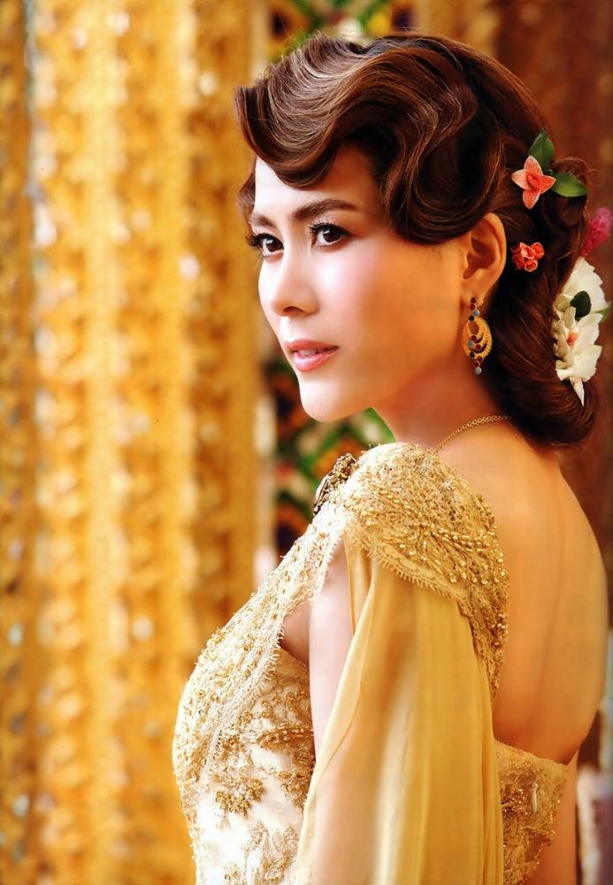 สาวหน้าไทยๆกับชุดไทยอันสวยงามใครสวยสุด
