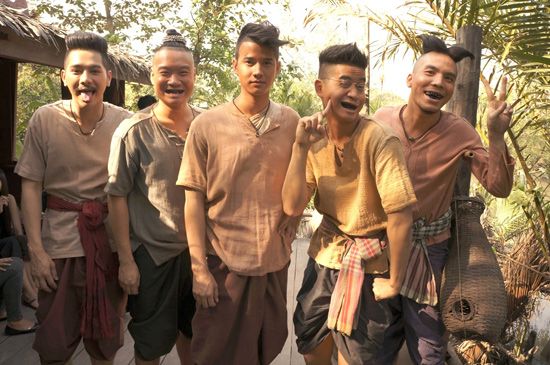 ใหม่ ดาวิกา - มาริโอ้ นำทีม แก๊งฟันดำ พร้อมจัดเต็มทรงผมยอดฮิต ใน พี่มาก พระโขนง