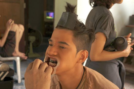 ใหม่ ดาวิกา - มาริโอ้ นำทีม แก๊งฟันดำ พร้อมจัดเต็มทรงผมยอดฮิต ใน พี่มาก พระโขนง