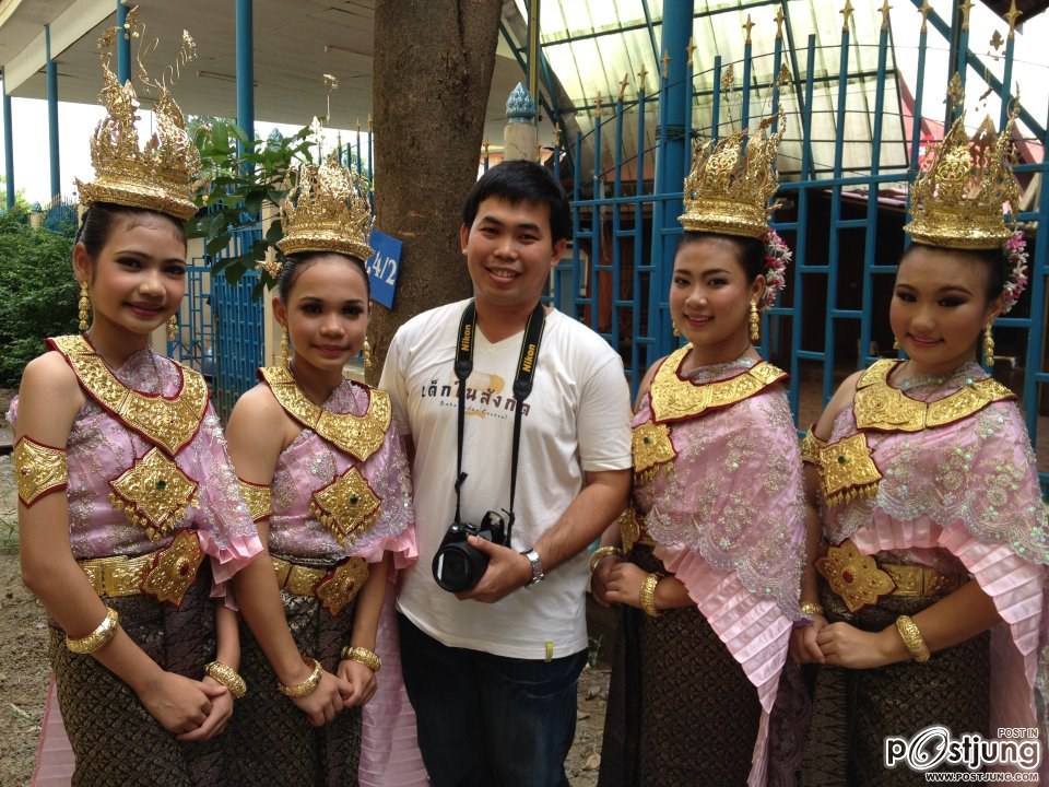นักเรียนกับครูโทน