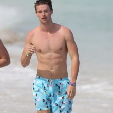 Patrick Schwarzenegger โชว์หุ่นริมสระ+ริมทะเล