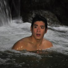 อาเล็ก โชว์หุ่นเล่นน้ำตก