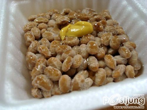อันดับ 4 Natto ถั่วเน่าเหนียวหนึบ เป็นอาหารพื้นเมืองของชาวญี่ปุ่น ทำจากถั่วเหลืองหมักกับแบคทีเรีย ชน