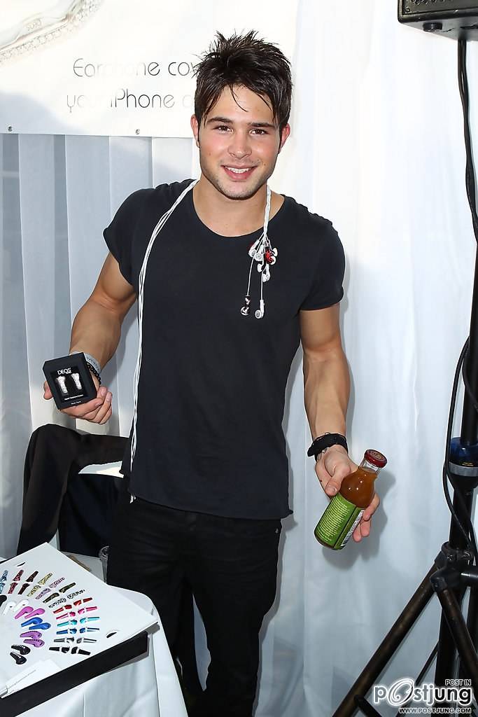 cody longoอกแน่นๆ