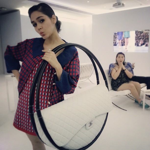 และแน่นอนว่า 1 คนไทยคนแรกที่จะใด้จับ ก่อนใครคือ ชมพู่ อารยา