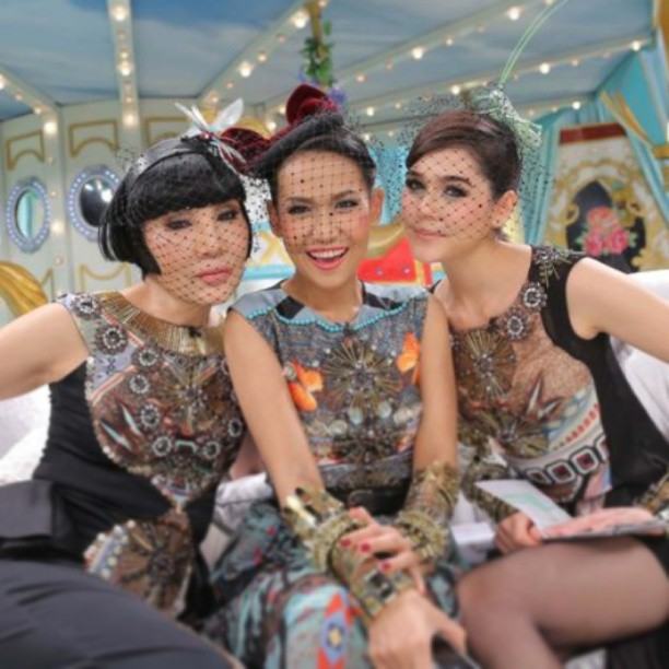 ชมพู่ - พลอย กับชุดสุดหรู 3 แช๊ป