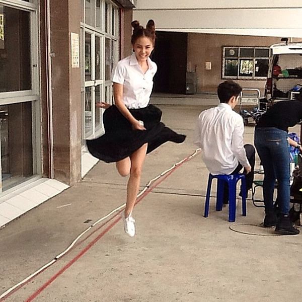 เจนี่ เทียนโพธิ์สุวรรณ ใส่ชุดนักศึกษาใน ดาวเกี้ยวเดือน เป๊ะสุด!