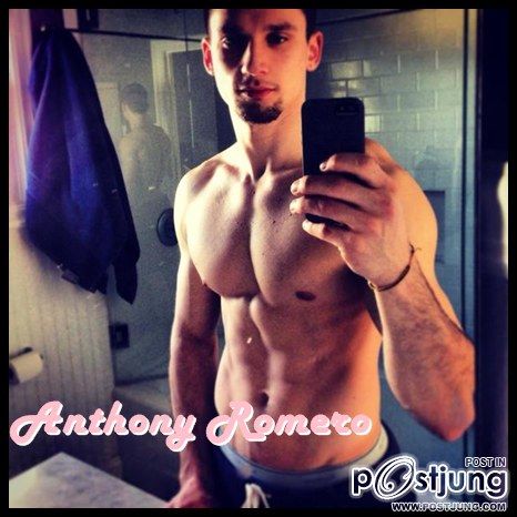 Anthony Romero :  ผู้ชายเกย์พอร์น กับมือถือและกระจก