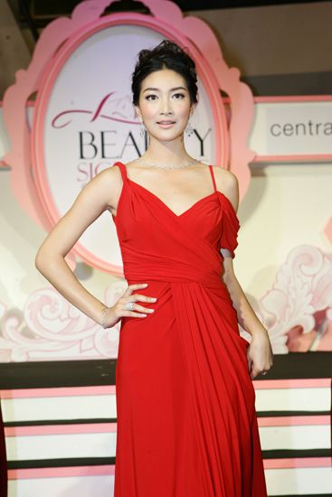 แพนเค้ก กับชุดสีแดงแรงๆเริ่ดๆ