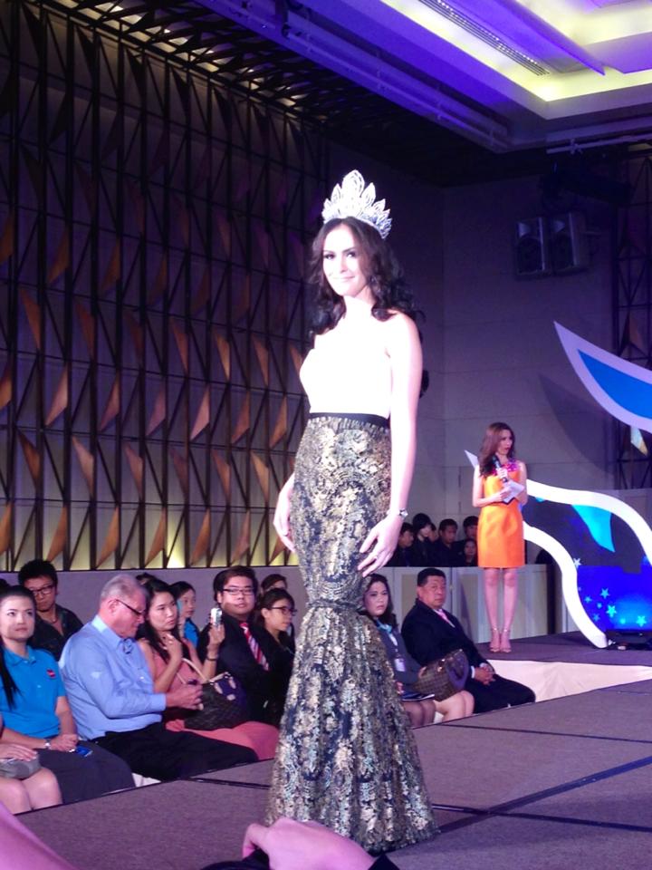 ชุดราตรีที่น้องริด้าสวมใส่ เป็นชุดจากแบรนด์ Vatanika สปอร์นเซอร์ชุดราตรีรายใหม่ของการประกวด สวยมาก