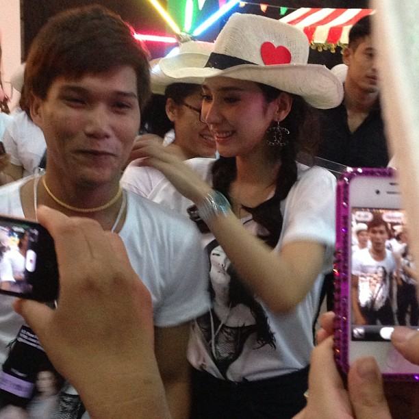 สนุกสุดเหวี่ยง! อั้ม จัดปาร์ตี้เลี้ยงแฟนคลับ ฉลองยอด IG ทะลุล้าน