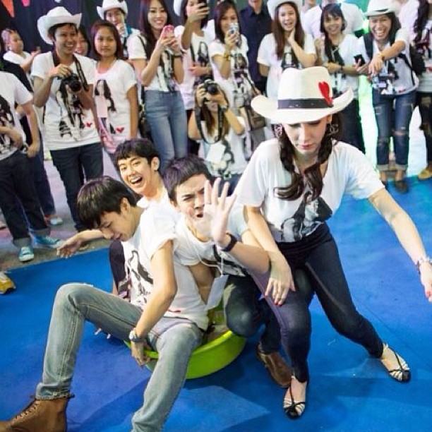 สนุกสุดเหวี่ยง! อั้ม จัดปาร์ตี้เลี้ยงแฟนคลับ ฉลองยอด IG ทะลุล้าน