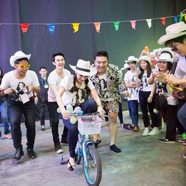 สนุกสุดเหวี่ยง! อั้ม จัดปาร์ตี้เลี้ยงแฟนคลับ ฉลองยอด IG ทะลุล้าน