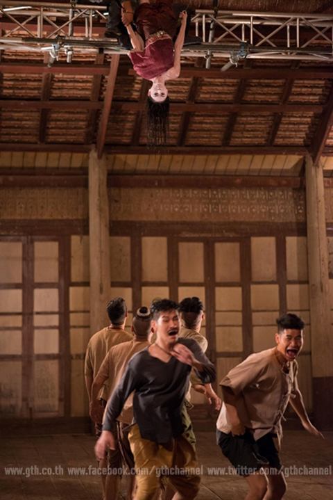 ใหม่ ทุ่มสุดตัว ฉากห้อยหัวเล่นเองไม่ใช้สแตนอิน ใน พี่มาก..พระโขนง