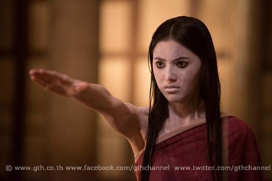 ใหม่ ทุ่มสุดตัว ฉากห้อยหัวเล่นเองไม่ใช้สแตนอิน ใน พี่มาก..พระโขนง