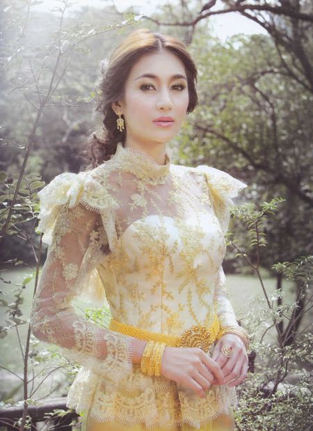 แฟชั่น ชุดแต่งงานแบบไทย กับ เนย โชติกา