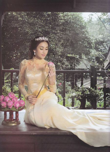 แฟชั่น ชุดแต่งงานแบบไทย กับ เนย โชติกา