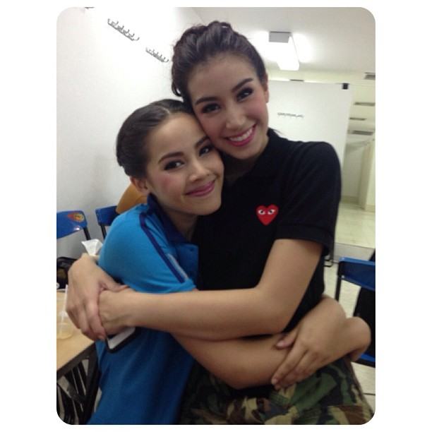 น่ารัก! ภาพแอบถ่าย ญาญ่า โดน ณเดชน์ แกล้งในห้องแต่งตัว งาน 43ปีช่อง3