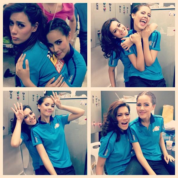 น่ารัก! ภาพแอบถ่าย ญาญ่า โดน ณเดชน์ แกล้งในห้องแต่งตัว งาน 43ปีช่อง3