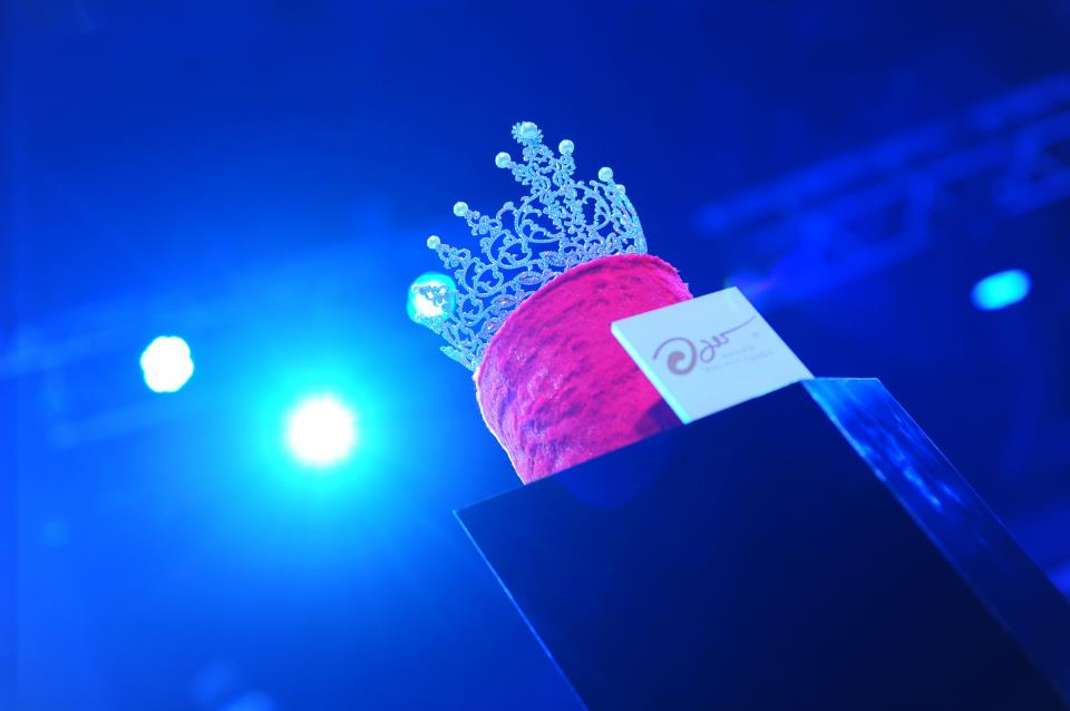 20 สาวงาม ผู้เข้าประกวด "มิสไทยแลนด์เวิลด์ 2012" ในรอบซ้อมเดินชุดว่ายน้ำ และ โชว์มงกุฏเพชร ประดับมุก