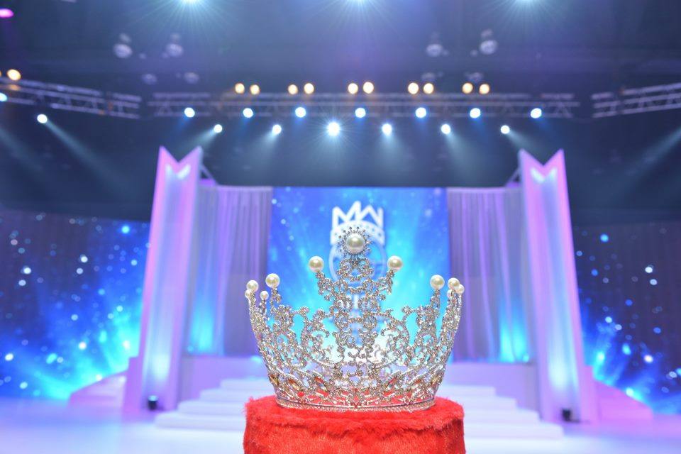 20 สาวงาม ผู้เข้าประกวด "มิสไทยแลนด์เวิลด์ 2012" ในรอบซ้อมเดินชุดว่ายน้ำ และ โชว์มงกุฏเพชร ประดับมุก