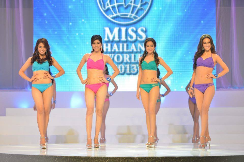 20 สาวงาม ผู้เข้าประกวด "มิสไทยแลนด์เวิลด์ 2012" ในรอบซ้อมเดินชุดว่ายน้ำ และ โชว์มงกุฏเพชร ประดับมุก