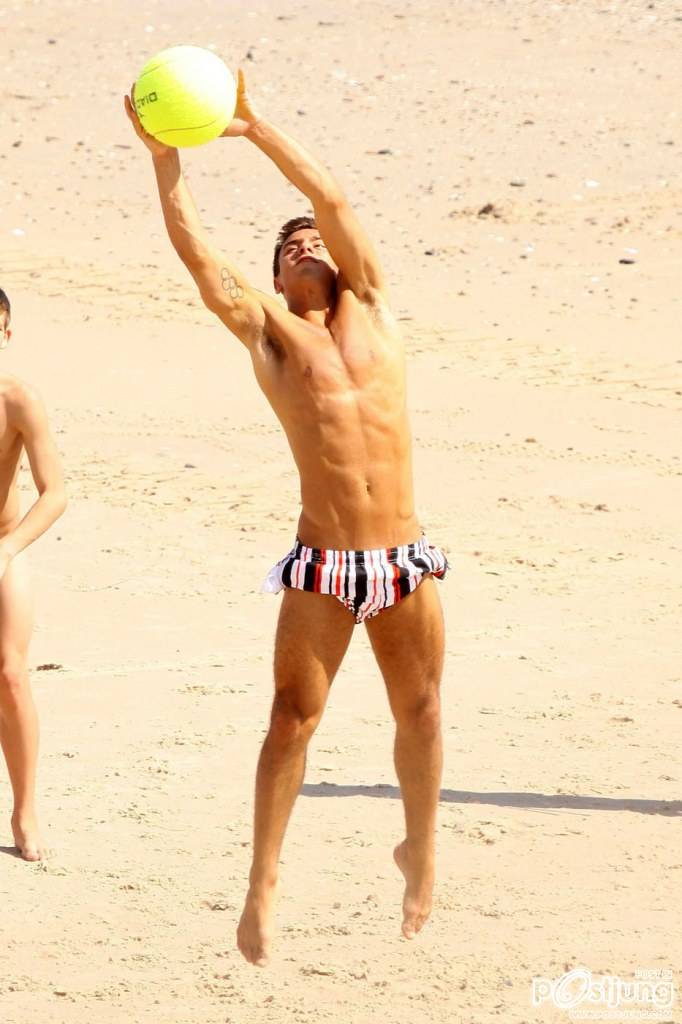 Tom Daley sighting at the beach in Australia
