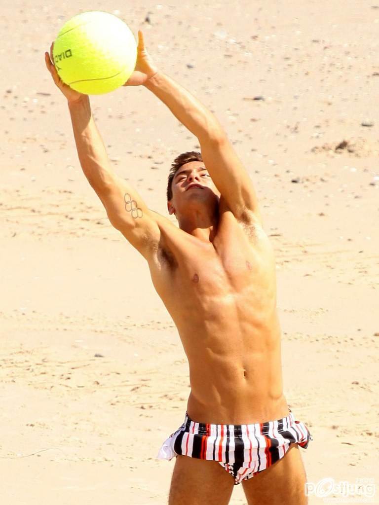 Tom Daley sighting at the beach in Australia