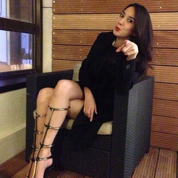 อั้ม พัชราภา : สวยเป๊ะกับรองเท้าสุดเก๋