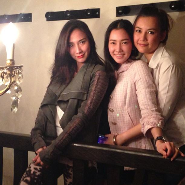 อั้ม พัชราภา : สวยเป๊ะกับรองเท้าสุดเก๋