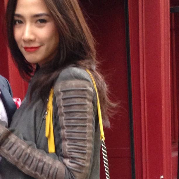 อั้ม พัชราภา : สวยเป๊ะกับรองเท้าสุดเก๋