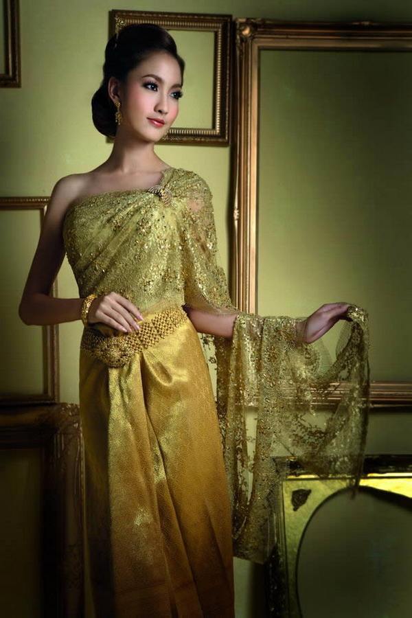 รับสงกรานต์ กับ สาวๆในชุดไทย