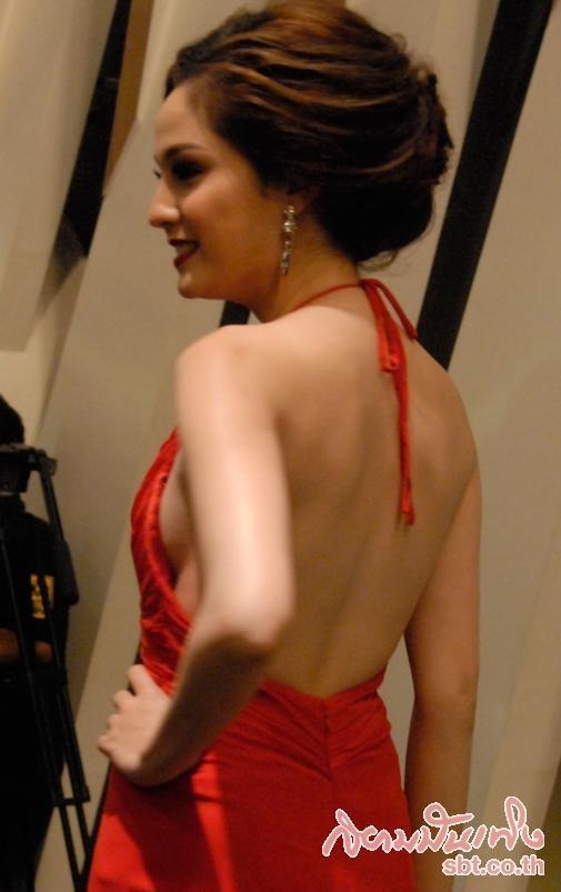 ขวัญ ชุดแดง