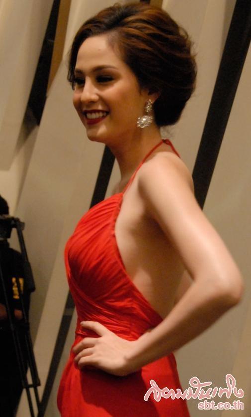 ขวัญ ชุดแดง