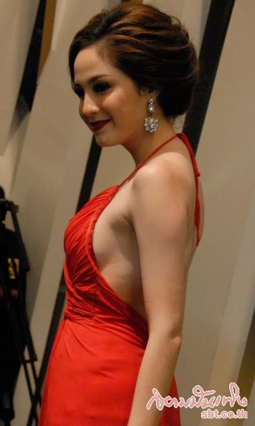 ขวัญ ชุดแดง