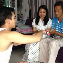 เป็นปลื้ม! ณเดชน์ กราบเท้าพ่อแม่ รดน้ำดำหัวผู้ใหญ่ในวันสงกรานต์