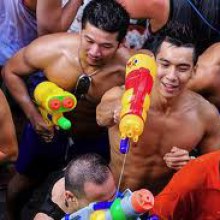 สงกรานต์ก้ามปู ซาบซ่าน แซ่บเว่อร์ที่สีลม