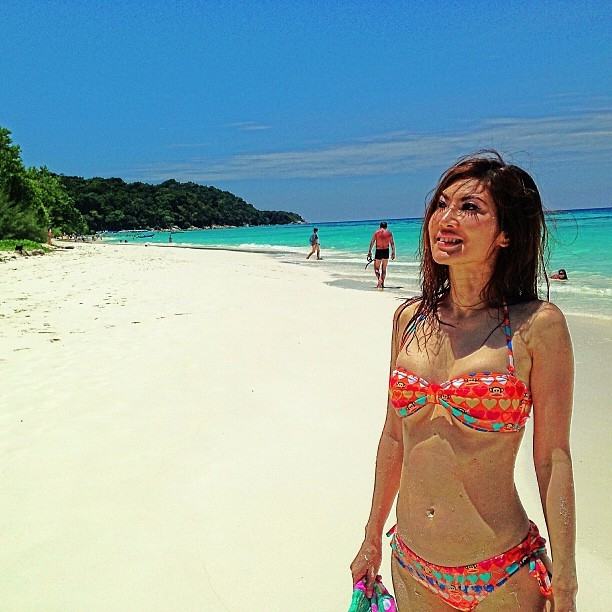 หมออ้อย นุ่งบิกินี่ตัวจิ๋ว กับแฟนหนุ่ม อวดอึ๋มสุดสะบึม ที่เกาะตาชัย